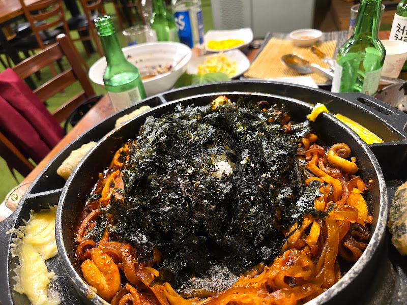 김가루가 듬뿍 올려진 쭈꾸미 볶음