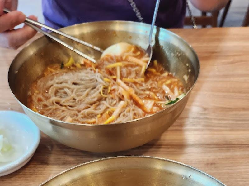 물밀면 비비는 모습