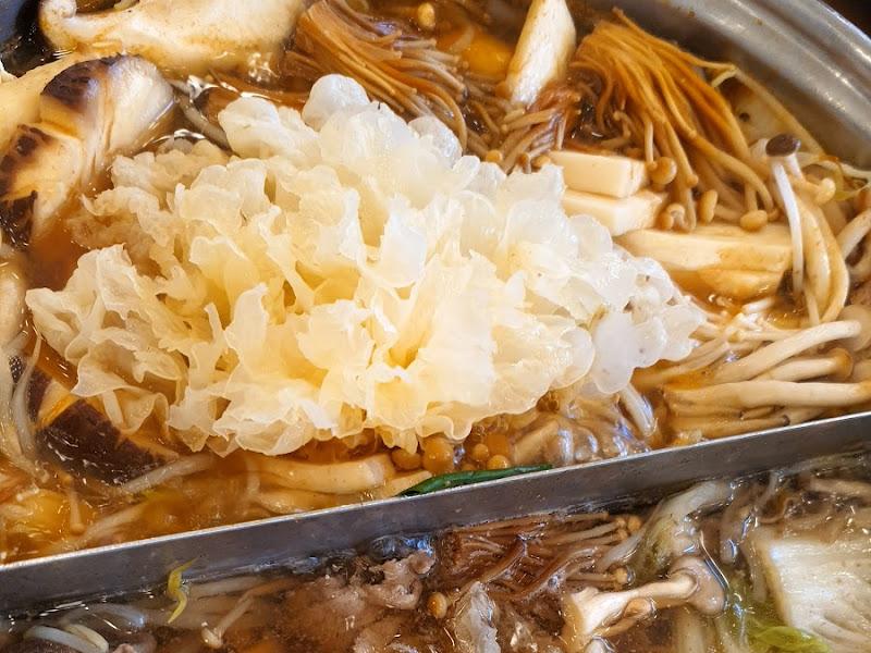 다양한 버섯이 가득한 샤브샤브 재료