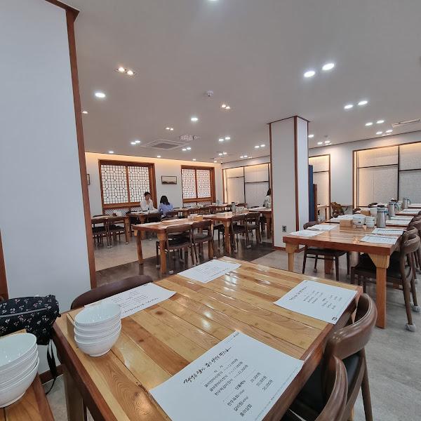 깔끔하게 정돈된 테이블