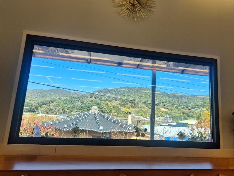 창밖으로 보이는 남해의 풍경