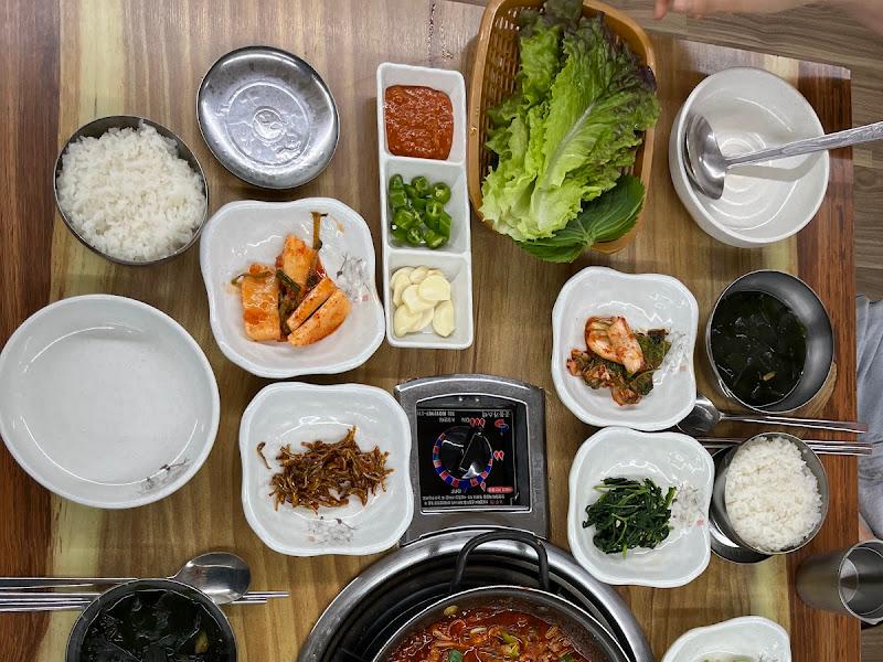 테이블 가득 차려진 음식