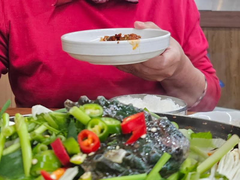 멸치쌈밥을 즐기는 모습