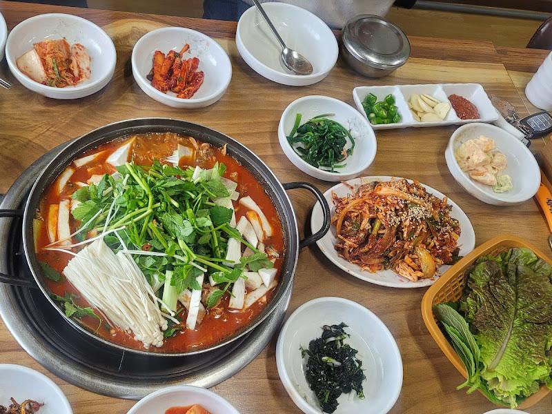 해물전골과 멸치회무침 한 상 차림