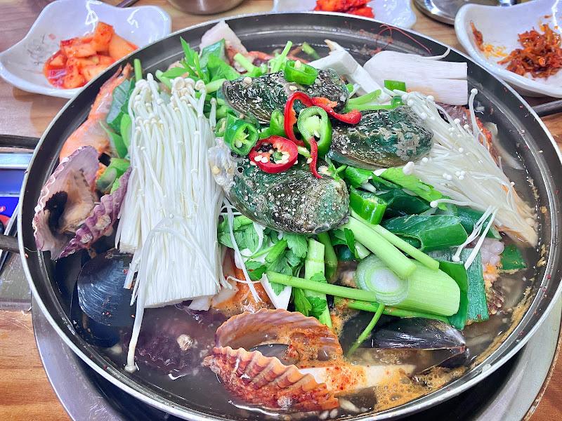 해물전골 속 다양한 해산물