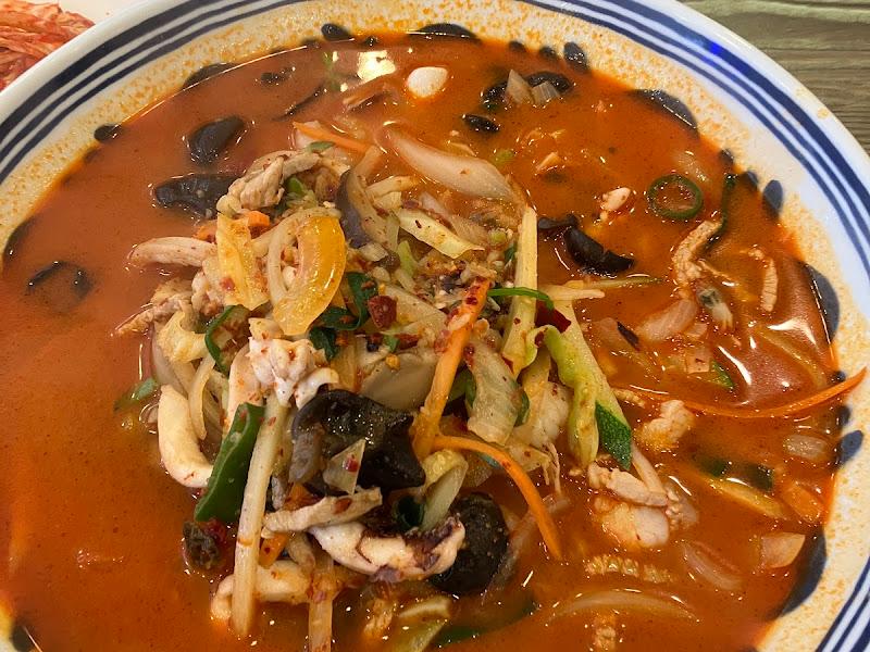 해산물이 가득한 볶음면