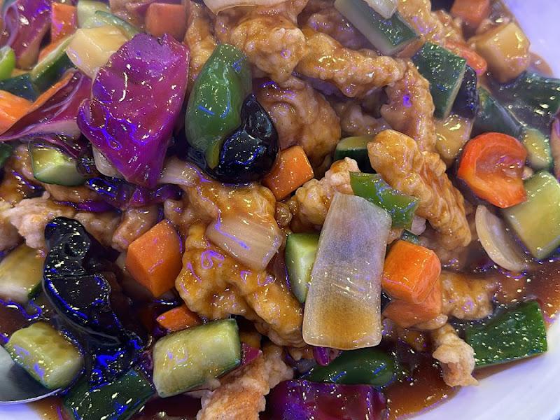 색색깔의 채소가 돋보이는 탕수육