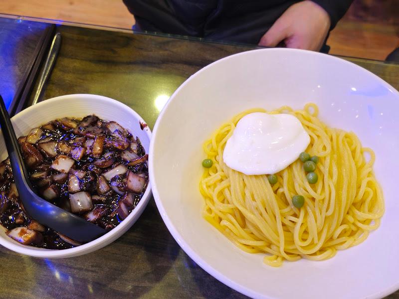 윤기가 자르르 흐르는 간짜장