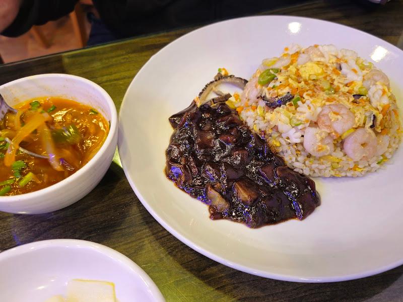 삼선볶음밥과 짜장 소스