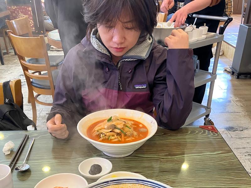 뜨거운 짬뽕을 즐기는 손님