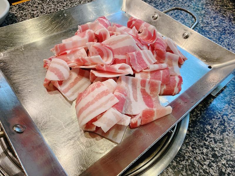 얇게 썰린 삼겹살이 쌓여 있는 모습