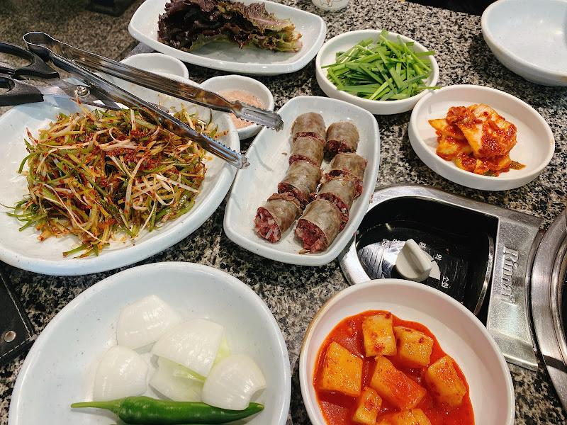 다양한 밑반찬이 테이블 위에 놓여 있는 모습