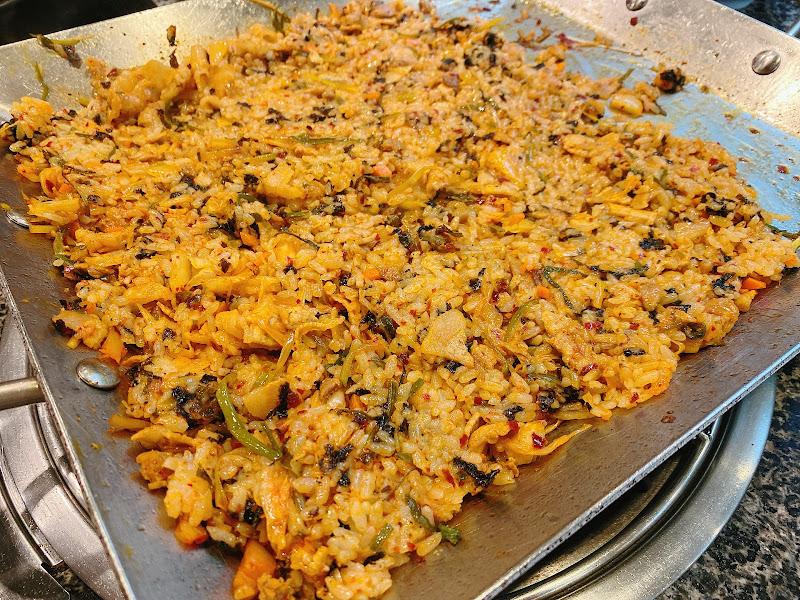 철판 위에 펼쳐진 볶음밥의 모습