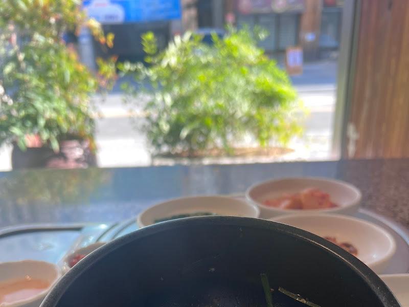 테이블 위에 놓인 밑반찬과 철판