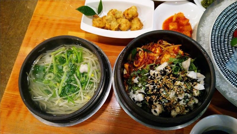 국밥과 함께 차려진 푸짐한 한 상