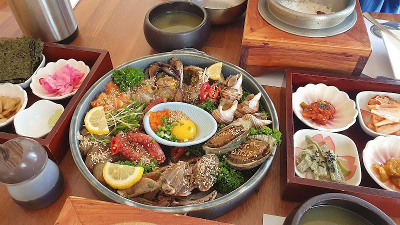 맛깔스러운 돼지국밥 한 상 차림