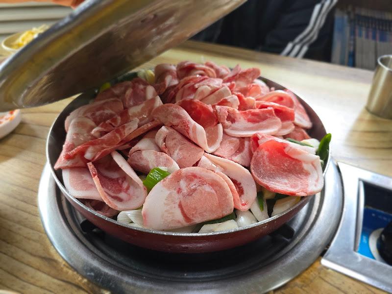 팬에 담긴 돼지볶음 재료