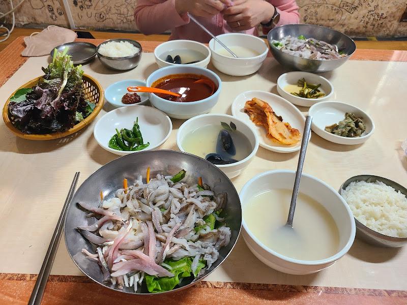 돼지볶음과 밑반찬 한 상 차림