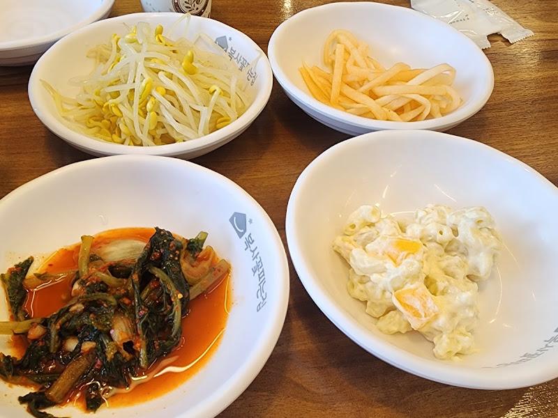 정갈하게 담겨 나온 밑반찬