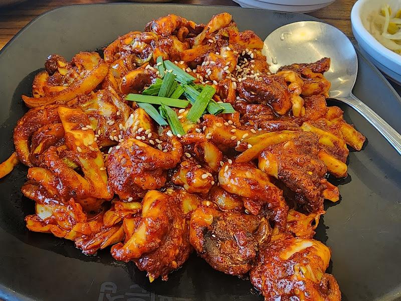 윤기가 흐르는 쭈꾸미 볶음