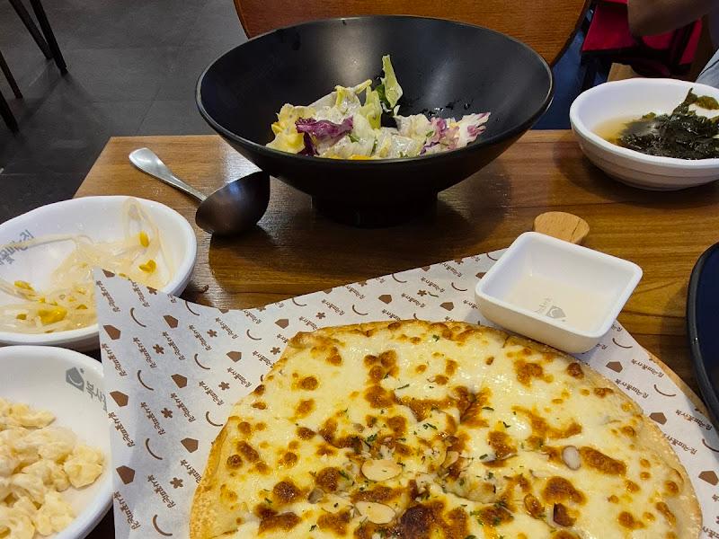 고르곤졸라 피자와 샐러드