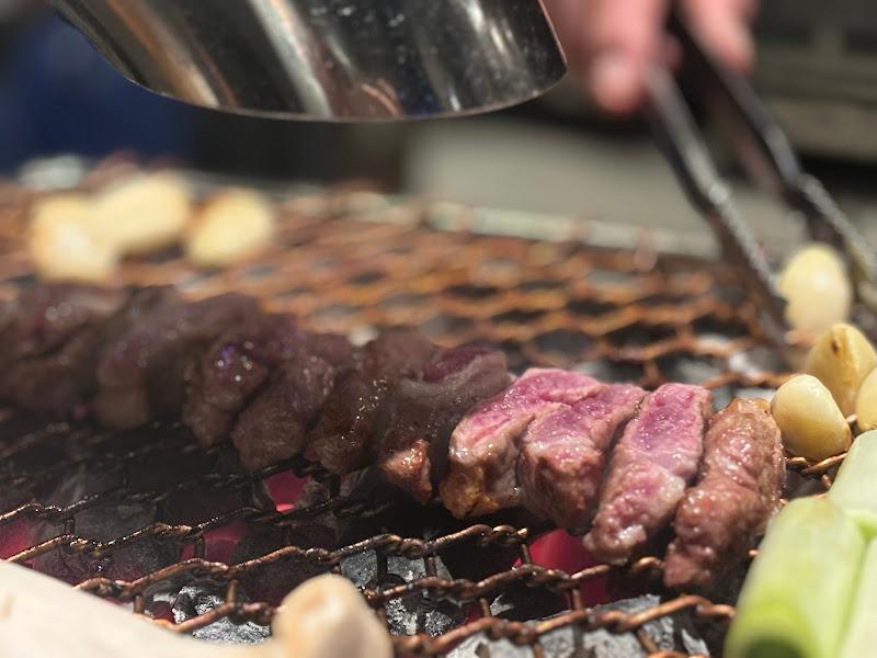 숯불에 구워지는 양고기