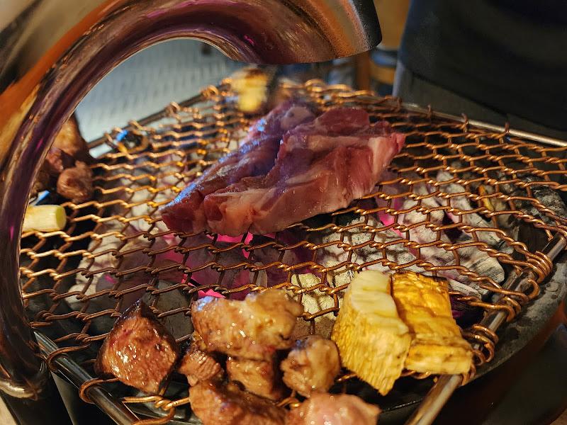 숯불에 구워지는 양고기