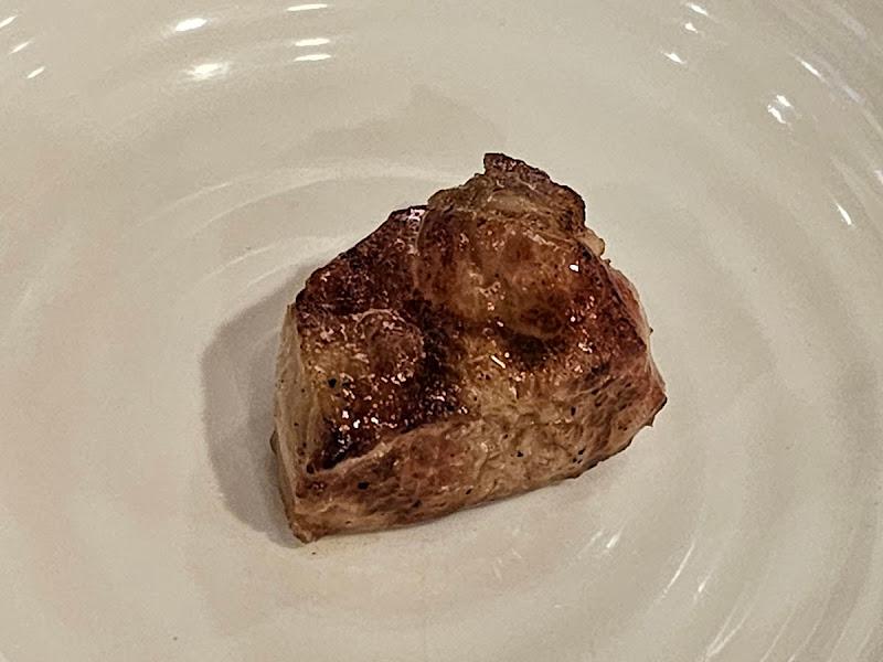 잘 구워진 삼겹살 한 점