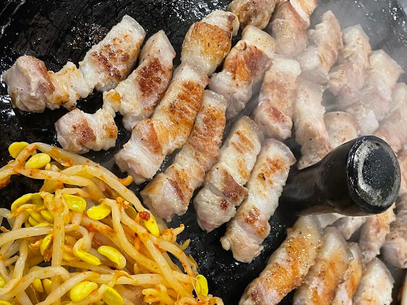 노릇하게 구워진 먹음직스러운 목살