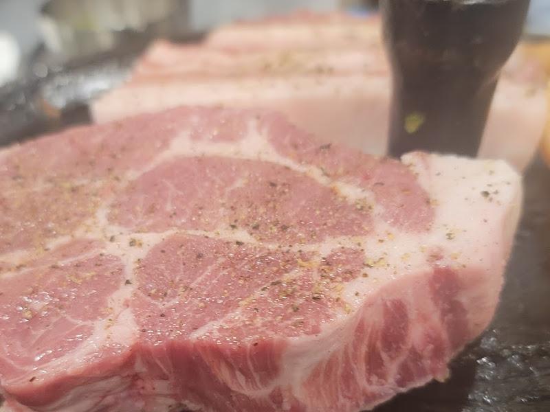 클로즈업된 큼지막한 목살