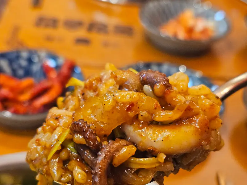 매콤한 양념이 입맛을 돋우는 신미나리낙지솥밥