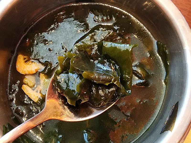 뜨끈하고 깊은 맛의 미역국