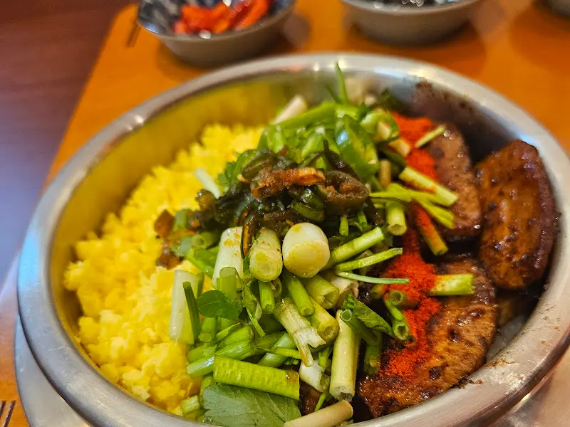 정갈하게 담겨 나오는 반찬들