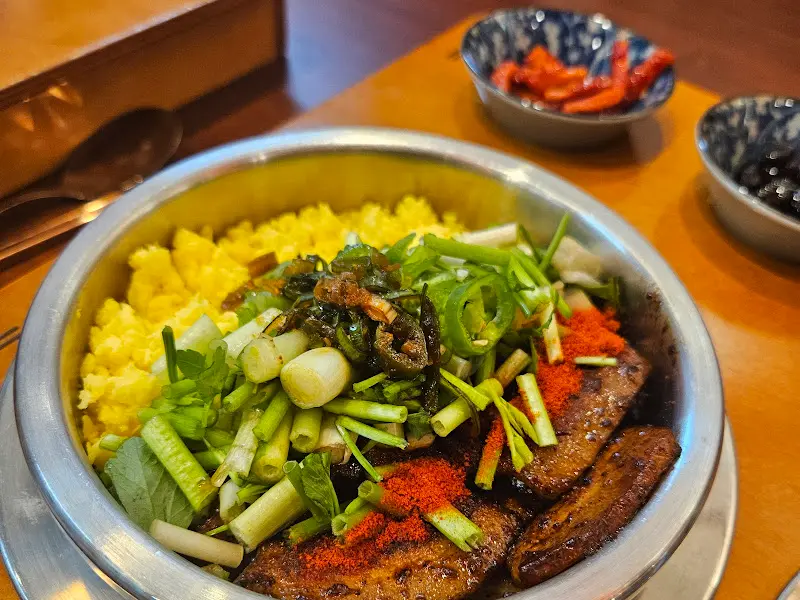 다채로운 색감의 소보로 덮밥