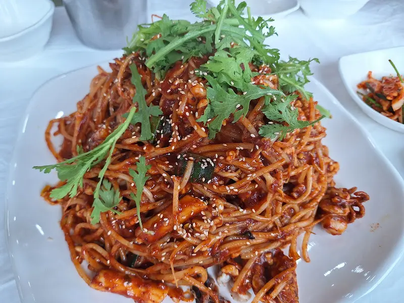 미나리가 올려진 뽈찜