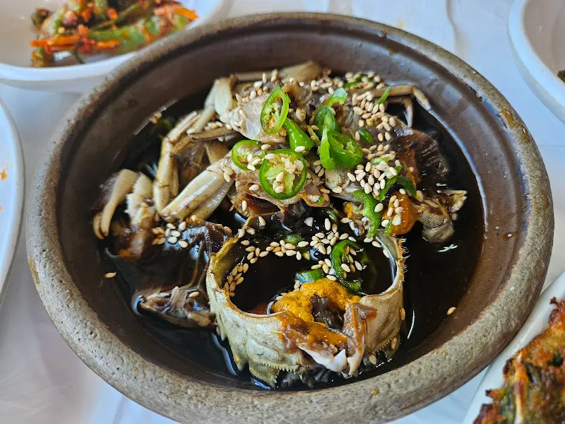 참깨와 고추가 뿌려진 참게장의 클로즈업