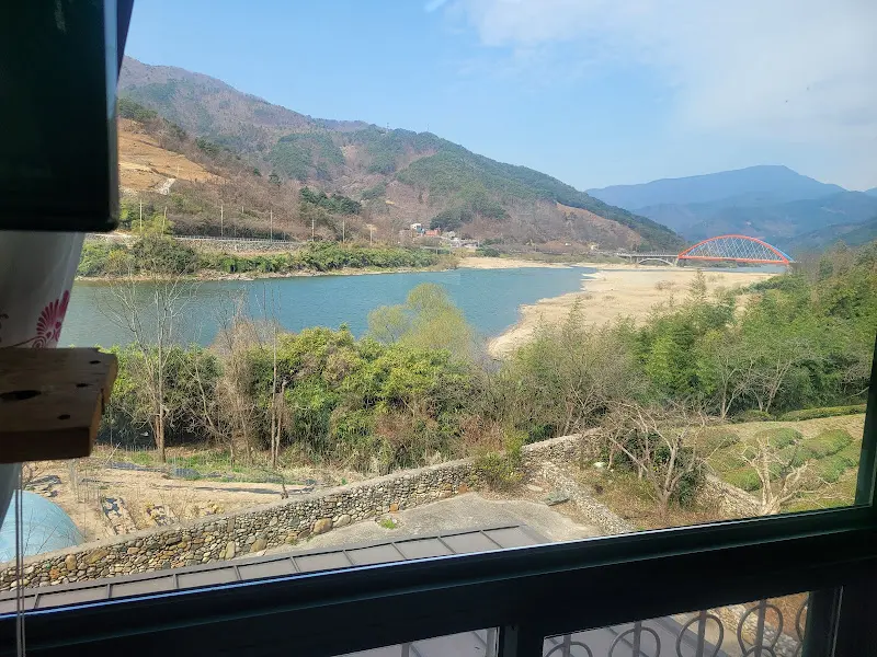 창밖으로 보이는 섬진강의 풍경