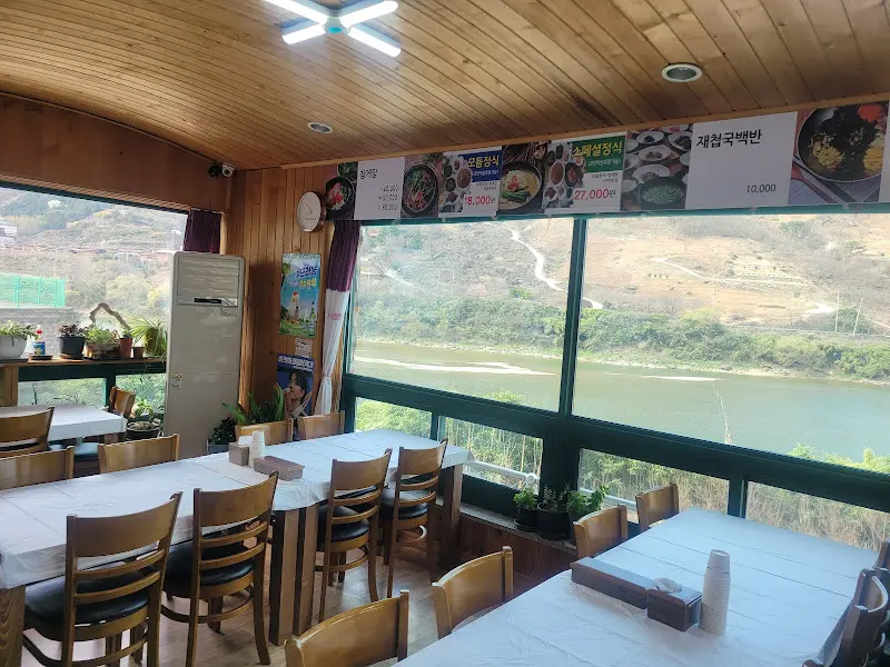 탁 트인 통창으로 보이는 섬진강 뷰