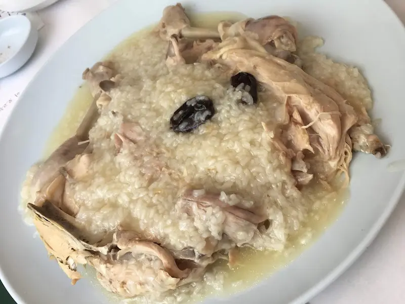 매콤달콤한 양념이 입맛을 돋우는 쟁반 막국수