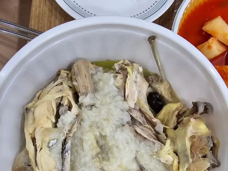 푸짐한 양을 자랑하는 닭백숙