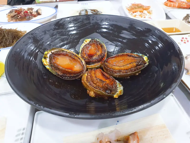 푸짐한 전복 한 상 차림