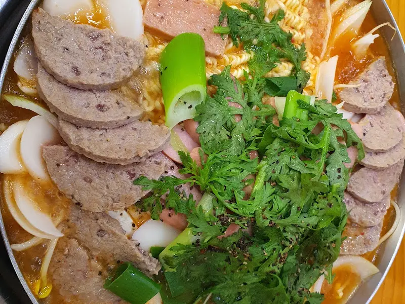 쑥갓이 들어간 부대찌개