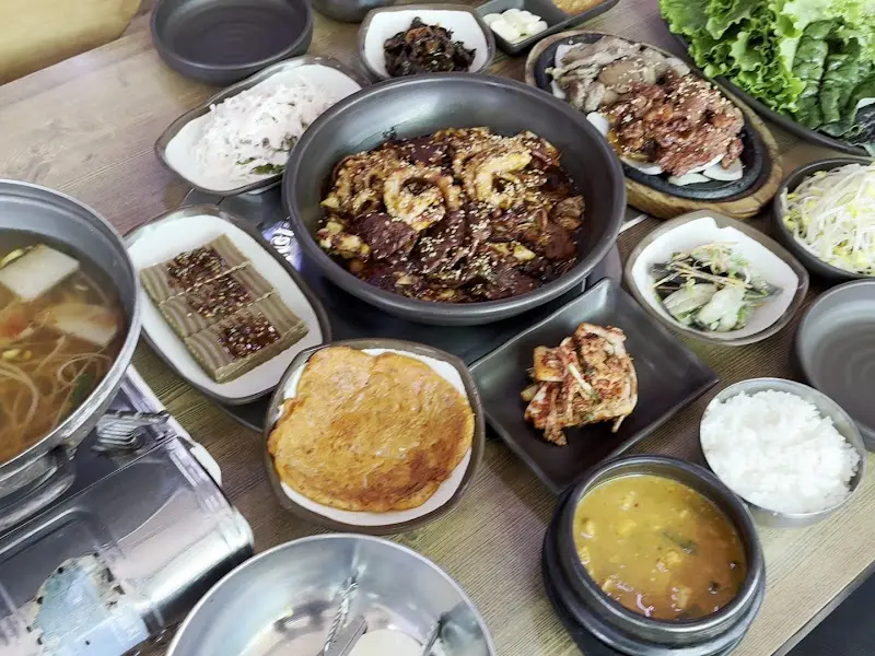 돈불낙, 연탄불고기, 쌈 채소