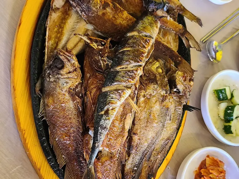 먹음직스러운 생선구이 한 상