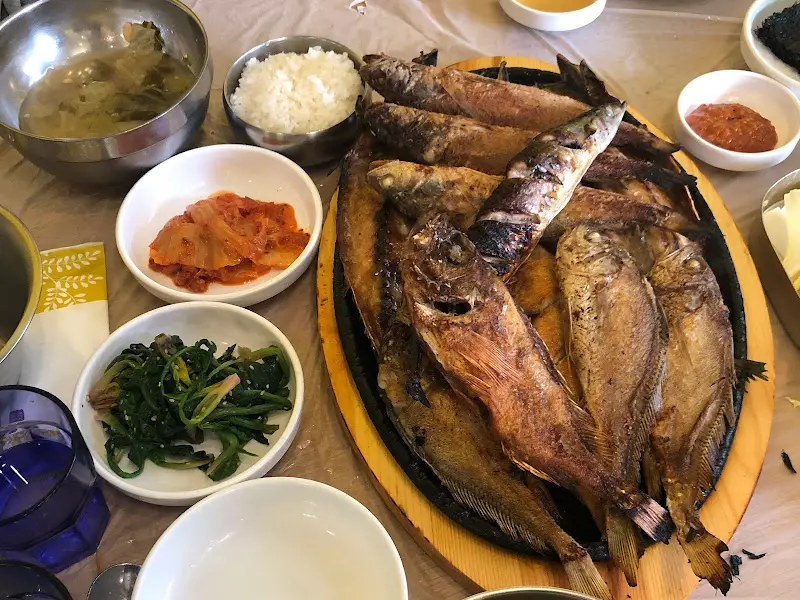 맛있는 생선구이와 밥 한 공기
