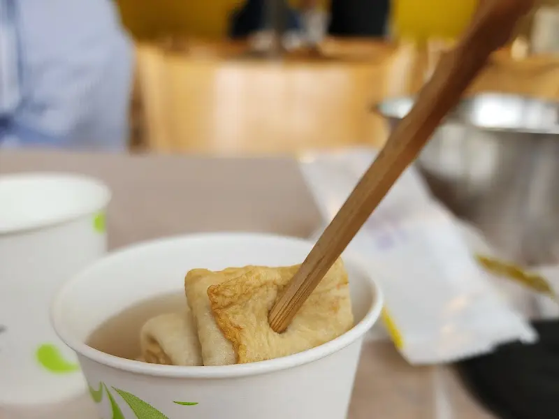 오뎅 꼬치를 들고 있는 모습