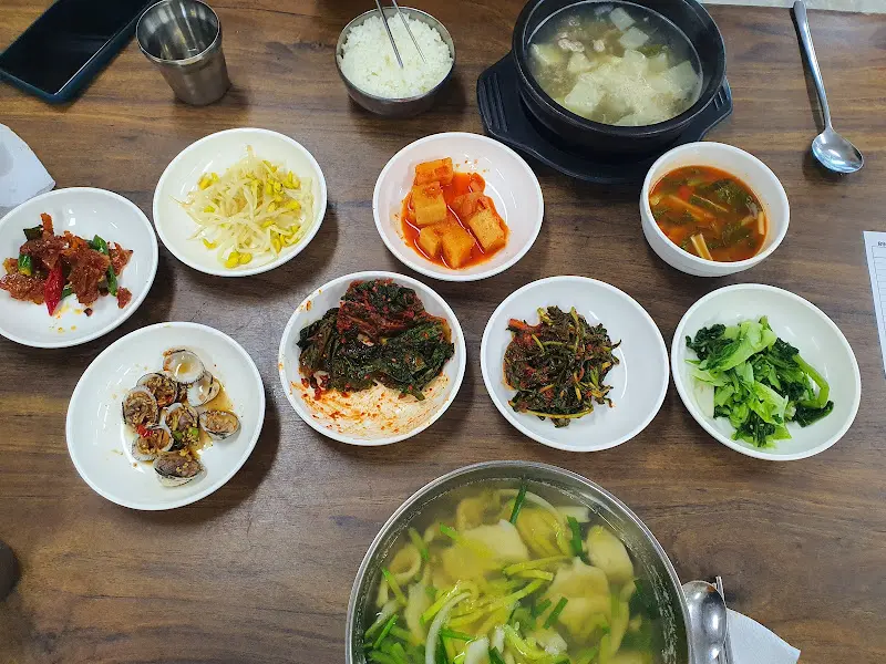 정갈하게 담긴 밑반찬들