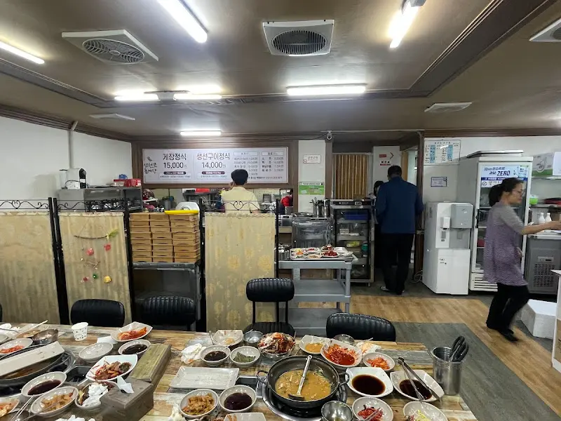식당 내부 테이블 세팅