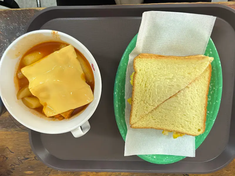 떡반과 토스트가 담긴 쟁반