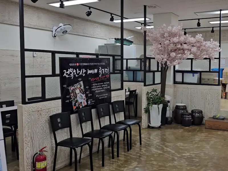 명품전복 식당 내부 인테리어